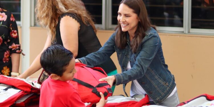 Apuesta Nalleli Pedraza por apoyos educativos a estudiantes de escasos recursos