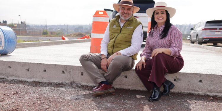 Bedolla supervisa obra de concreto hidráulico en av. Amalia Solórzano; durará más de 5 décadas