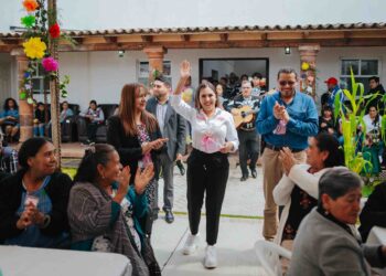 Dayana Pérez celebra a las abuelitas y abuelitos, el corazón de Salvador Escalante