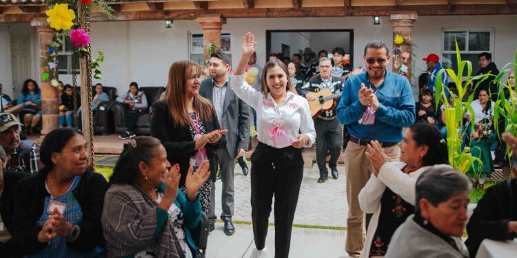 Dayana Pérez celebra a las abuelitas y abuelitos, el corazón de Salvador Escalante