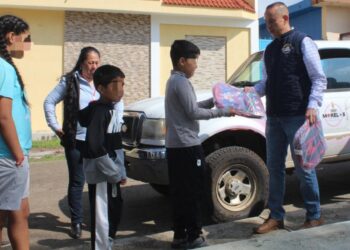 Entrega Ayuntamiento de Morelos mochilas a estudiantes de nivel básico