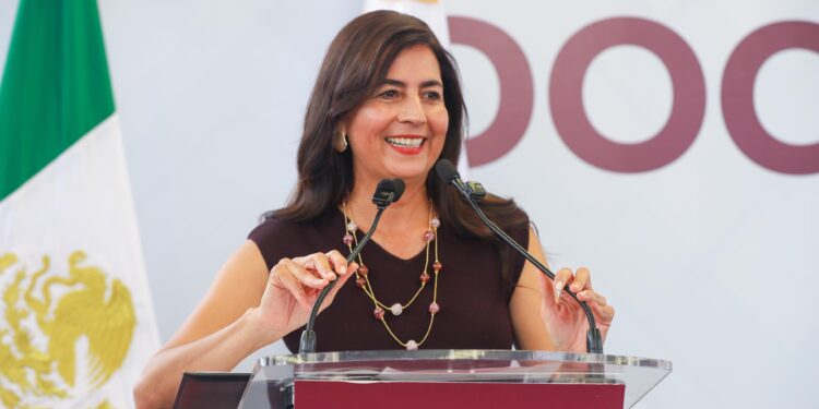 El lunes regresan a las aulas más de 953 mil estudiantes de básica: Gabriela Molina