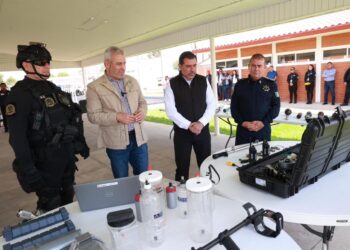 Bedolla verifica equipo especializado antibombas de la Guardia Civil