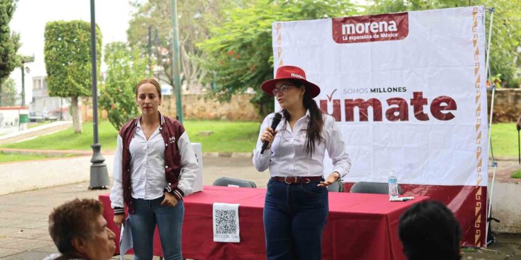 Carolina Rangel acompaña como mentora la asamblea de la Sección 1286 en Tenencia Morelos en Morelia, Michoacán.