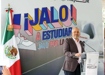 Gobernador y secretaria de educación arrancan entrega de tenis gratuitos en Michoacán