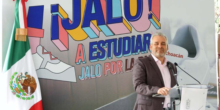 Gobernador y secretaria de educación arrancan entrega de tenis gratuitos en Michoacán