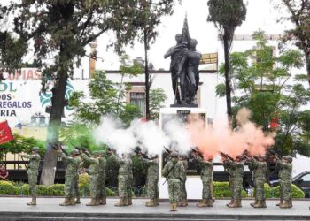 Rinden homenaje a los niños Héroes desde Morelia Michoacán.