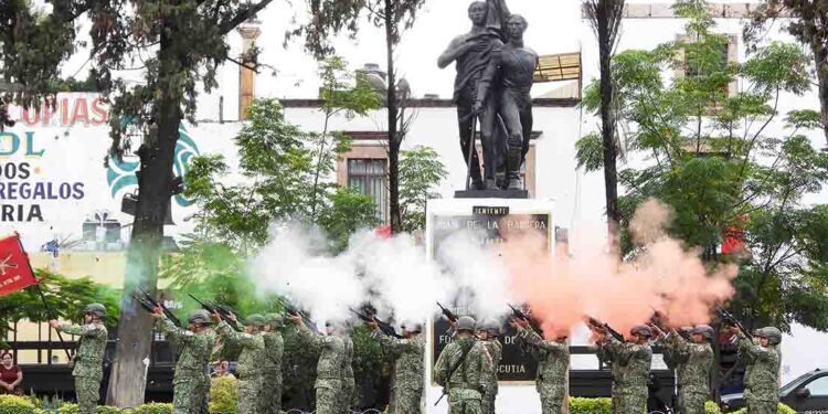 Rinden homenaje a los niños Héroes desde Morelia Michoacán.