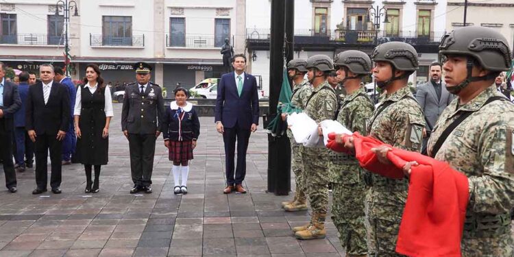 Morelia da inicio a las celebraciones patrias con izamiento de bandera