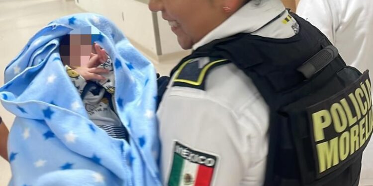 Policía Morelia auxilia con abanderamiento y atención médica a recién nacido en emergencia
