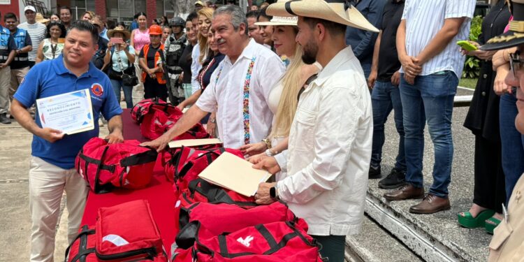 Manuel Esquivel, Raúl Morón y Manuel López Meléndez participan en la conmemoración del 40 aniversario del sismo de 1985 en Lázaro Cárdenas