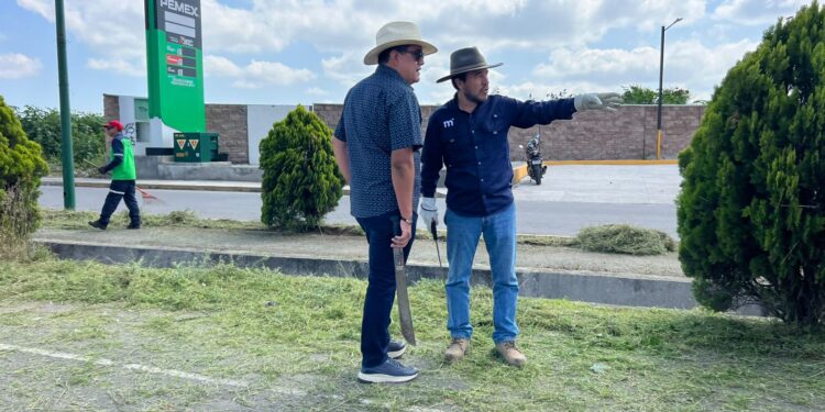 Gobierno de Morelia, ciudadanía e iniciativa privada realizan jornada integral en avenida Oscar Chávez Servicios Públicos, Ejército Mexicano, Policía Morelia y ciudadanía se unen en estas labores.