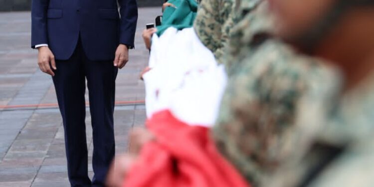 Alfonso Martínez Alcázar preside izamiento de la Bandera Nacional, en el inicio de los festejos patrios