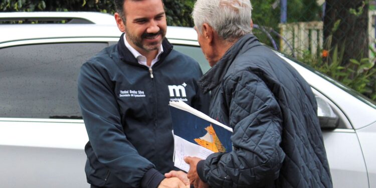 Yankel Benítez escucha y atiende a vecinos de la colonia Mariano Michelena