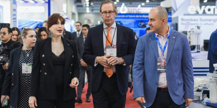 Adolfo Torres inaugura el pabellón de los Países Bajos en Aquatech 2025