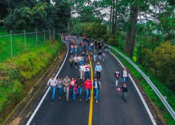 Inaugura Dayana Pérez Mendoza tramo carretero en el Tarascón