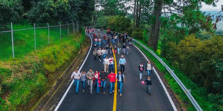Inaugura Dayana Pérez Mendoza tramo carretero en el Tarascón