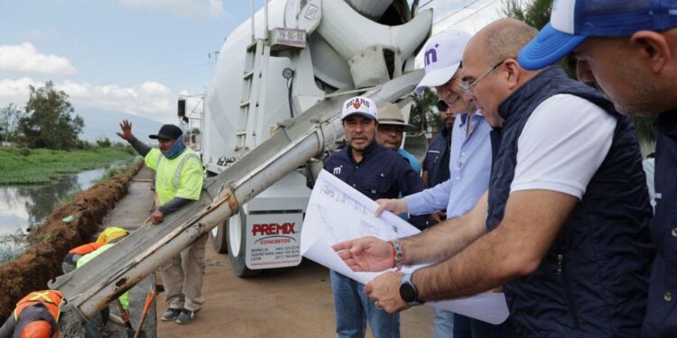 Alfonso Martínez construye muro de contención en dren de los Itzícuaros