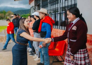 Dayana Pérez Mendoza entrega butacas a telesecundaria de La Palma
