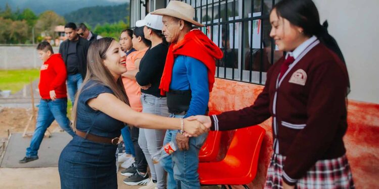 Dayana Pérez Mendoza entrega butacas a telesecundaria de La Palma