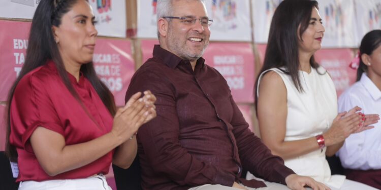 Arranca Bedolla tercera dotación de tenis a estudiantes de secundarias