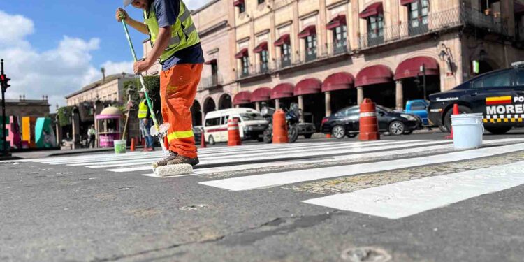 Alfonso Martínez entrega medicamentos a clínicas municipales