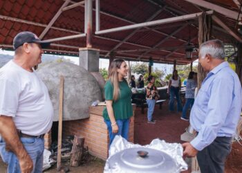 Dayana Pérez Mendoza se reúne con productores de aguacate en Salvador Escalante