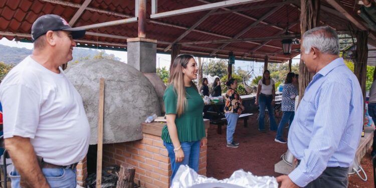Dayana Pérez Mendoza se reúne con productores de aguacate en Salvador Escalante
