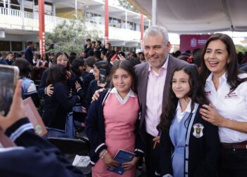 Bedolla inicia entrega de tenis para cerca de 40 mil estudiantes de secundarias de Morelia