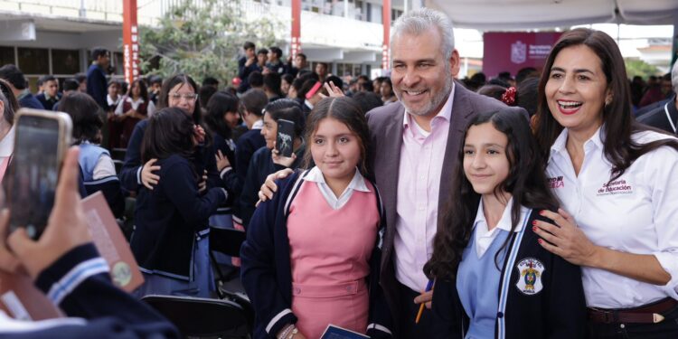 Bedolla inicia entrega de tenis para cerca de 40 mil estudiantes de secundarias de Morelia