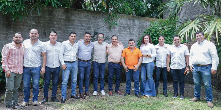 Víctor Manríquez dialoga con jóvenes empresarios para detonar el desarrollo de Lázaro Cárdenas e impulsar a las nuevas generaciones