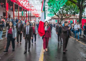 La presidenta municipal Dayana Pérez encabeza con solemnidad el desfile patrio en Salvador Escalante