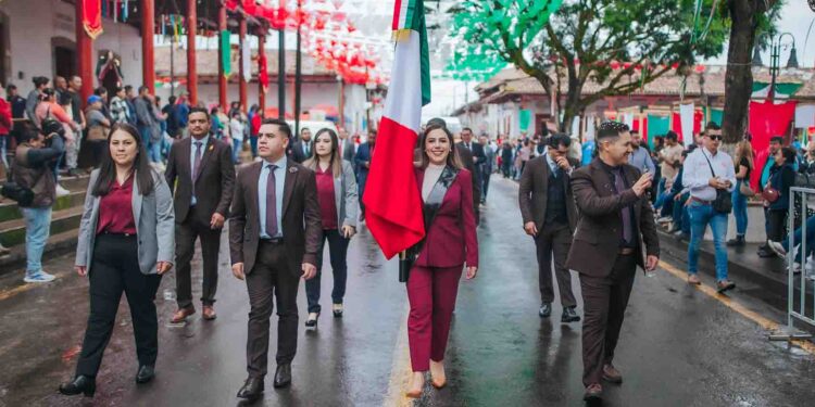La presidenta municipal Dayana Pérez encabeza con solemnidad el desfile patrio en Salvador Escalante