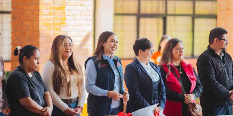 Dayana Pérez entrega 20 toneladas de cemento al Instituto Luis Guerrero Esparza