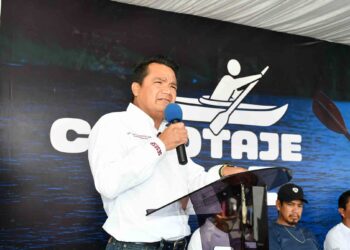 Reman por la paz en torneo de canotaje en la isla de Janitzio