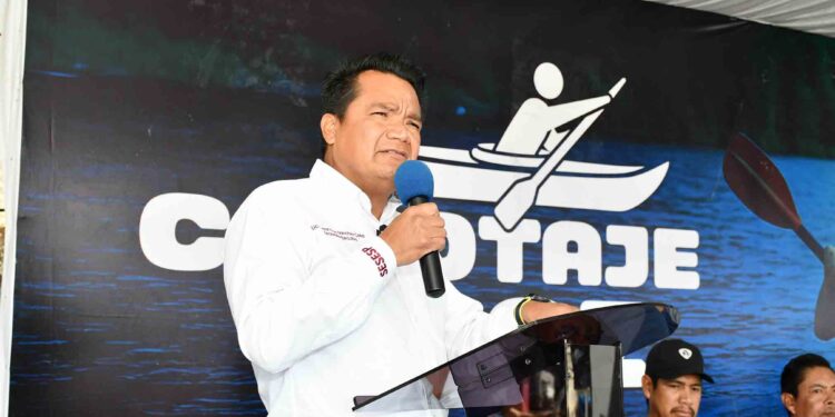 Reman por la paz en torneo de canotaje en la isla de Janitzio