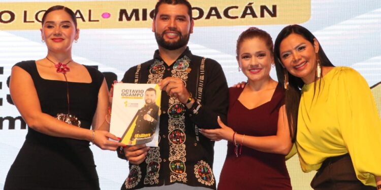 Octavio Ocampo presenta su primer informe en Zitácuaro