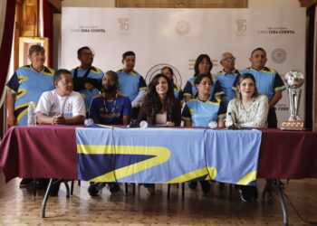 Colocan bandera de la comunidad sorda en el Palacio Legislativo