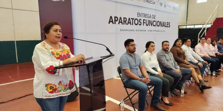Belinda Iturbide cumple con la gente, gestiona apoyos funcionales y de movilidad para Zinapécuaro