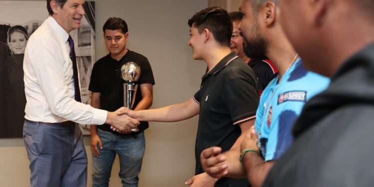 Alfonso Martínez reconoce al Club Michoacán de Sordos por su tercer lugar en torneo relámpago