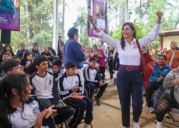 Cinco mil alumnos y campeones de juego de pelota de Pátzcuaro reciben tenis: Gabriela Molina