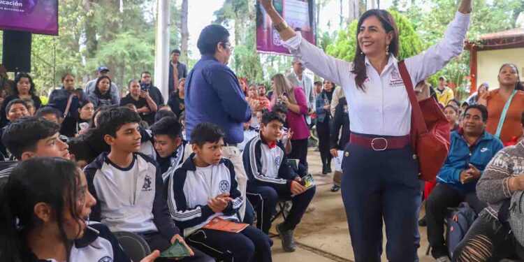 Cinco mil alumnos y campeones de juego de pelota de Pátzcuaro reciben tenis: Gabriela Molina