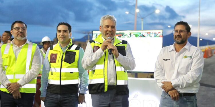 Bedolla abre circulación del puente sur del Paso Eréndira