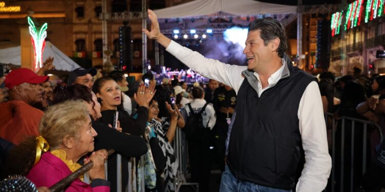 Alfonso Martínez celebra con miles de morelianos el aniversario de Morelos