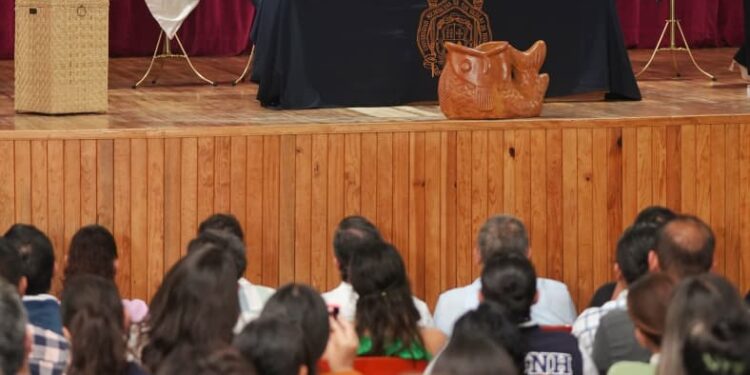 Yarabí Ávila se reúne con más de mil docentes nicolaitas.