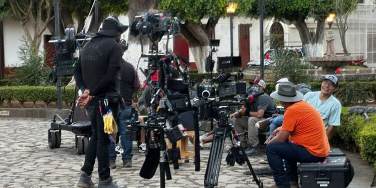 Acerca Sectur becas de seguros cinematográficas a estudiantes de Michoacán