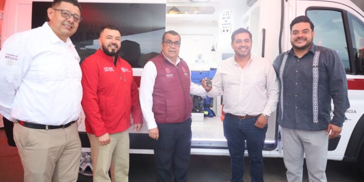SSM fortalece atención de urgencias con entrega de ambulancias a Aquila y Tuzantla