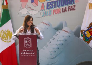 Gabriela Molina arranca entrega de tenis en Uruapan