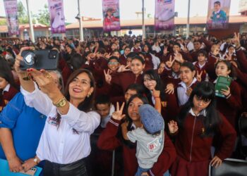 Invita Gabriela Molina a participar en el programa Lectura Científica 2025-2026
