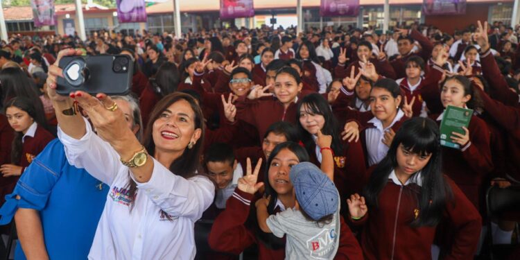 Invita Gabriela Molina a participar en el programa Lectura Científica 2025-2026